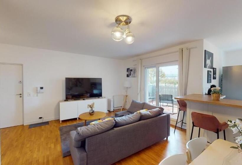 Live Like A Local Stylish 2br With Balcony & Parking