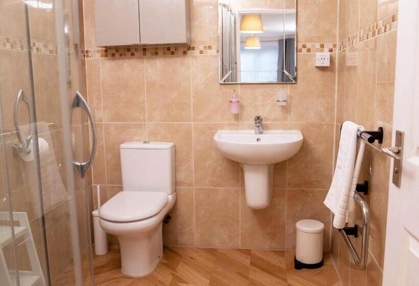 Modern & Central   King Bed, Super Fast Wi Fi