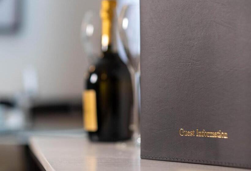 Modern & Central   King Bed, Super Fast Wi Fi