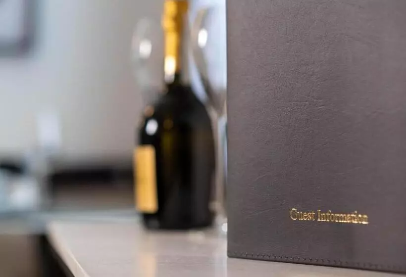 Modern & Central   King Bed, Super Fast Wi Fi