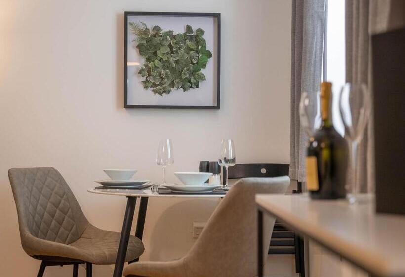 Modern & Central   King Bed, Super Fast Wi Fi