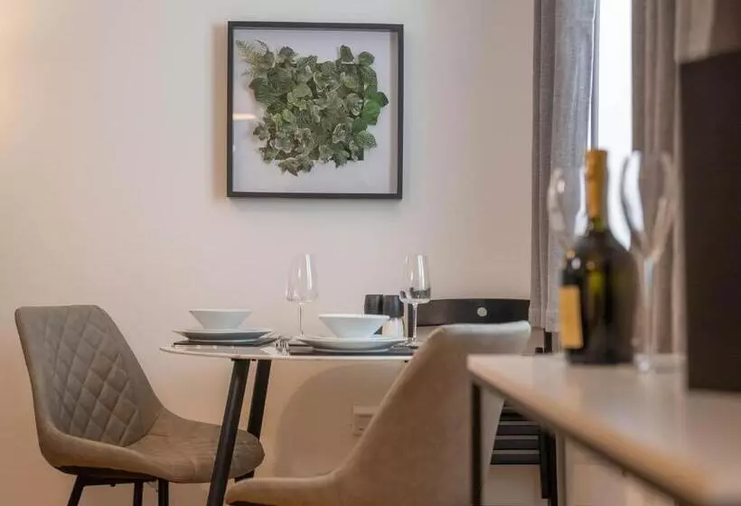 Modern & Central   King Bed, Super Fast Wi Fi