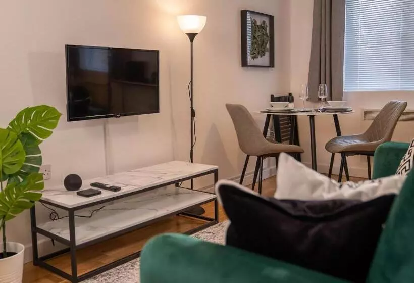 Modern & Central   King Bed, Super Fast Wi Fi