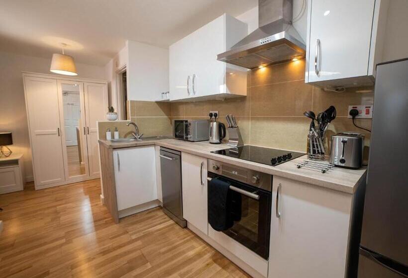 Modern & Central   King Bed, Super Fast Wi Fi