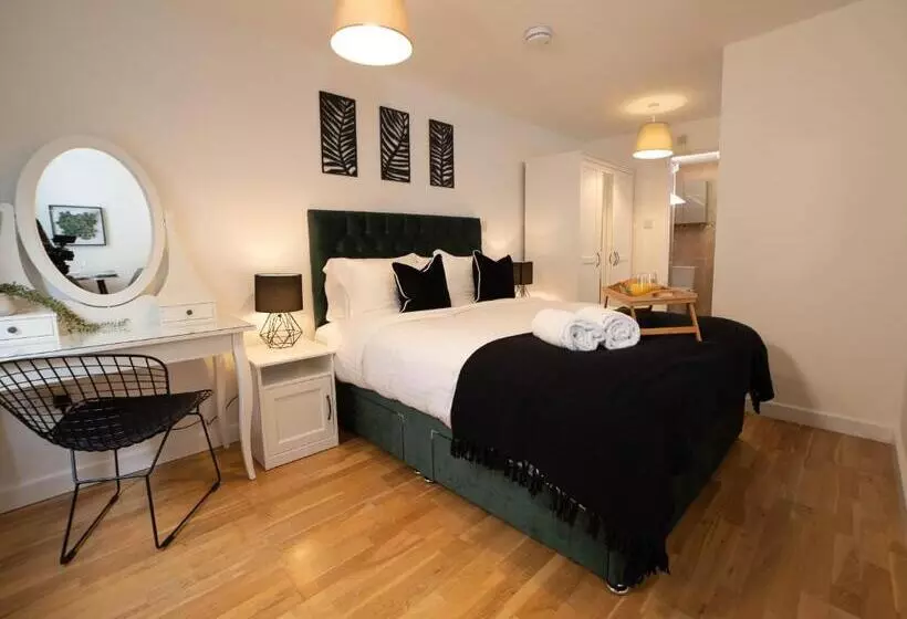 Modern & Central   King Bed, Super Fast Wi Fi