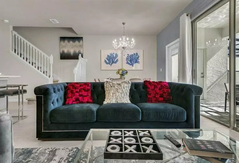 5 Bedrooms   4,5 Bathrooms   Windsor At Westside 8928 Sa