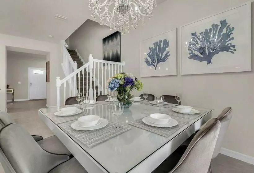 5 Bedrooms   4,5 Bathrooms   Windsor At Westside 8928 Sa