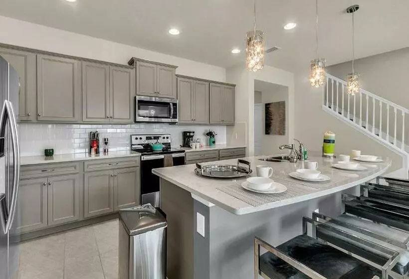 5 Bedrooms   4,5 Bathrooms   Windsor At Westside 8928 Sa