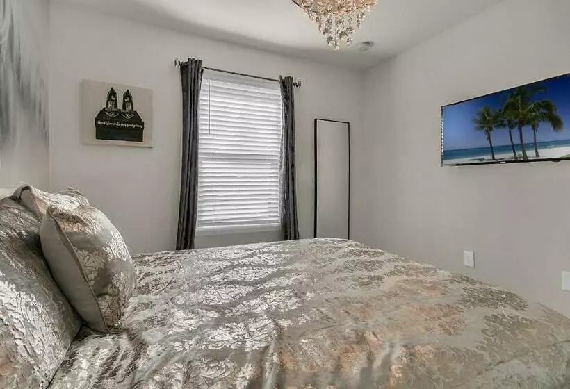 5 Bedrooms   4,5 Bathrooms   Windsor At Westside 8928 Sa