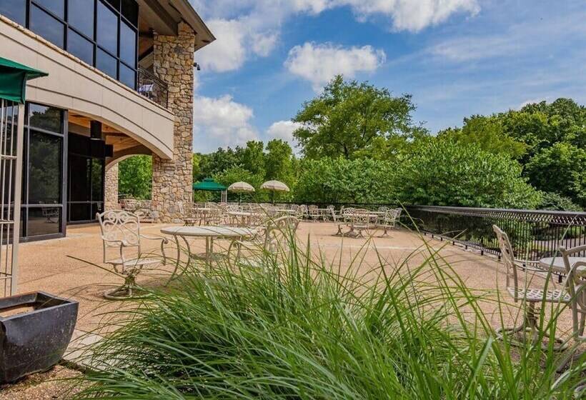 Bear Hug Cabin Comfort Outdoor Pool Walking Trails Family/group Fun!