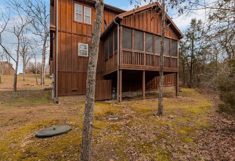 Bear Hug Cabin Comfort Outdoor Pool Walking Trails Family/group Fun!