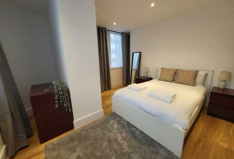 Premium 1 Bedroom Apartment With Allocated Parking