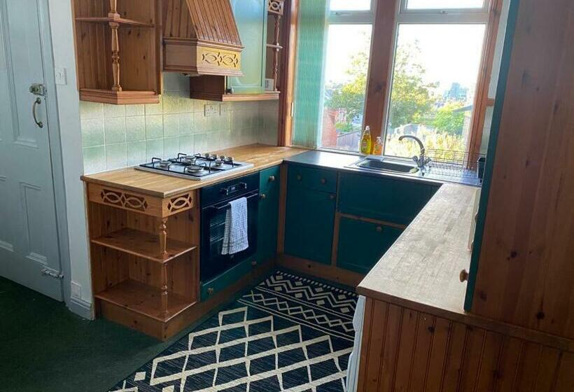 5 Bedroom Villa Near Barnsley Park