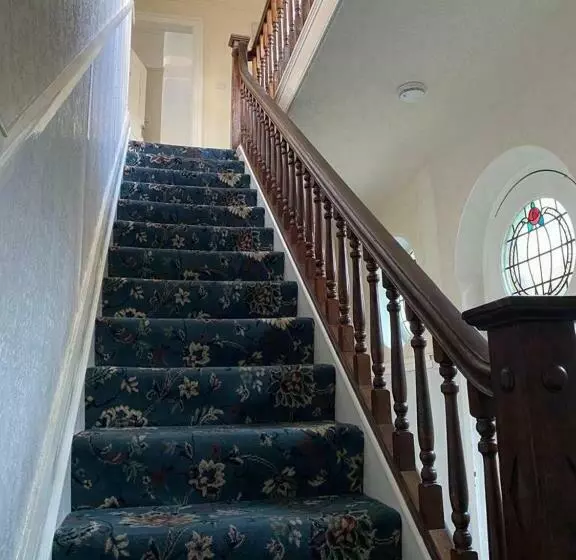 5 Bedroom Villa Near Barnsley Park