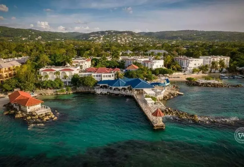 Lush Tropical Apartment Located In A 4 Star Resort