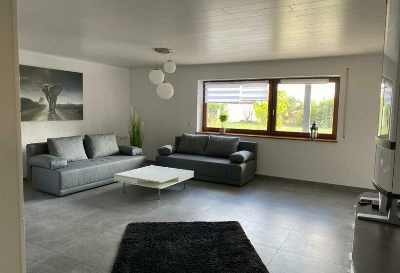 Ruhiges Appartment, Große Terrasse Zum Entspannen