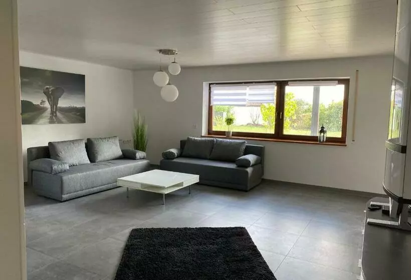 Ruhiges Appartment, Große Terrasse Zum Entspannen