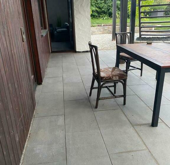 Ruhiges Appartment, Große Terrasse Zum Entspannen