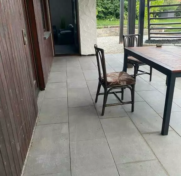 Ruhiges Appartment, Große Terrasse Zum Entspannen