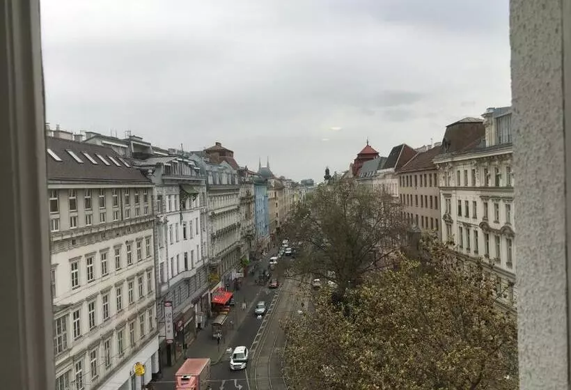 تختخواب و صبحانه Pension Ani