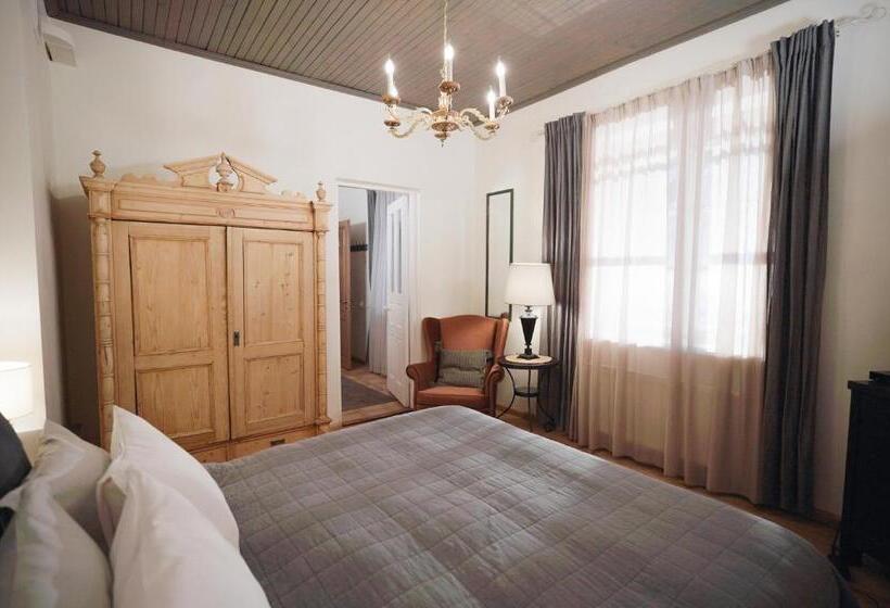 هتل Karlamuiza Country