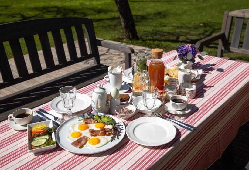 هتل Karlamuiza Country