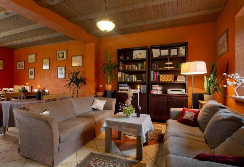 هتل Karlamuiza Country