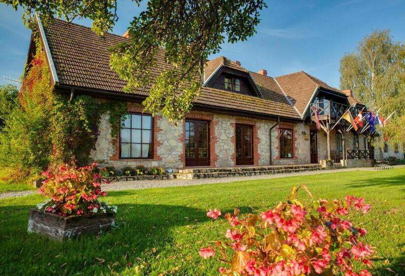 هتل Karlamuiza Country