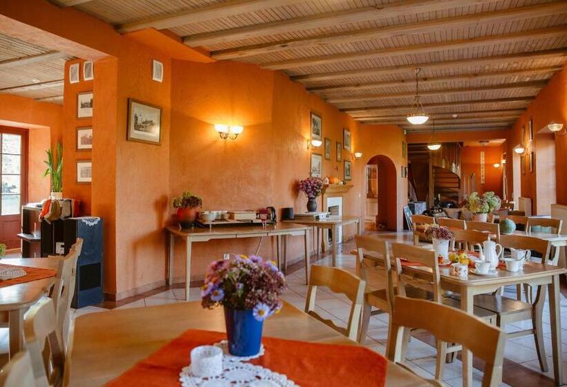 هتل Karlamuiza Country