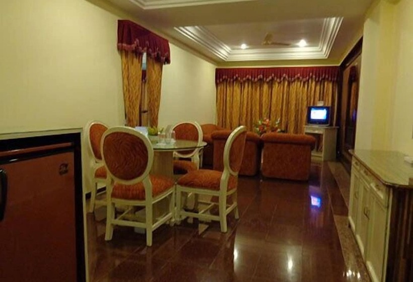 فندق Poonja International