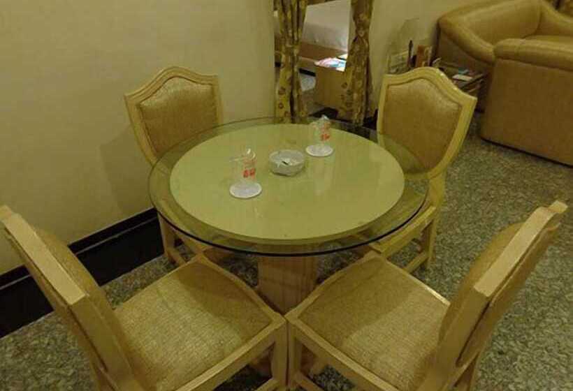 فندق Poonja International