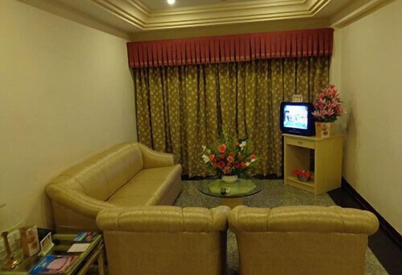 فندق Poonja International