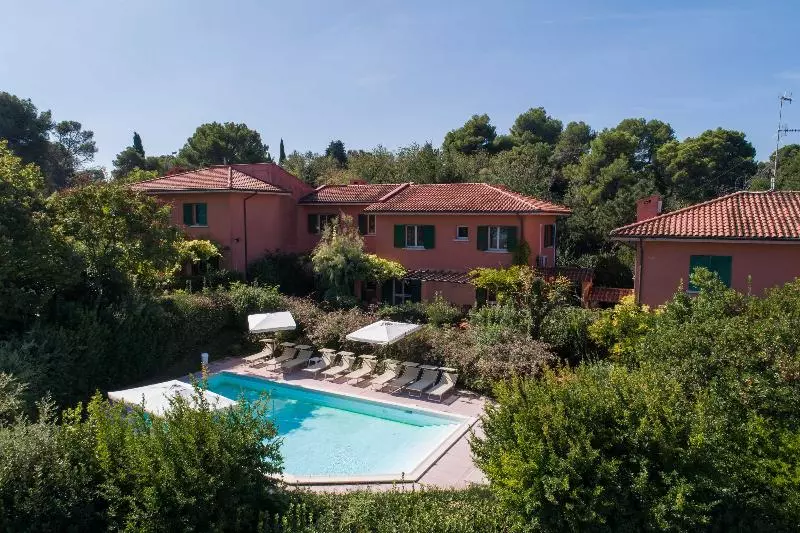 هتل Residenze Al Colle Dei Pini