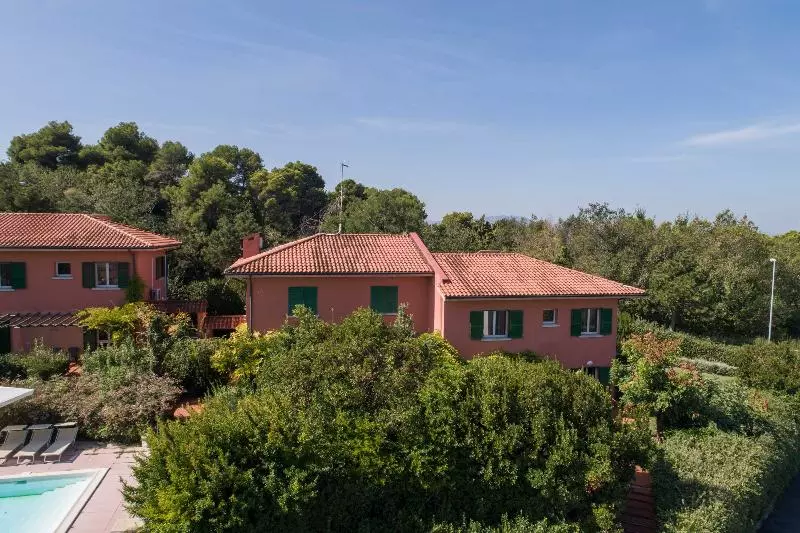 هتل Residenze Al Colle Dei Pini