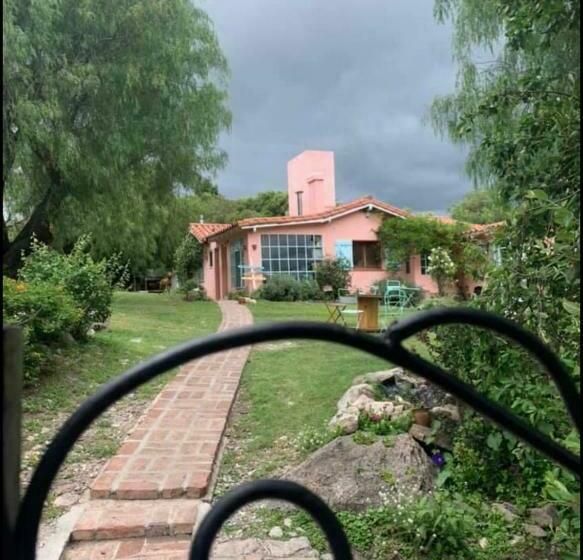 Amoroso Chalet Con Súper Jardín