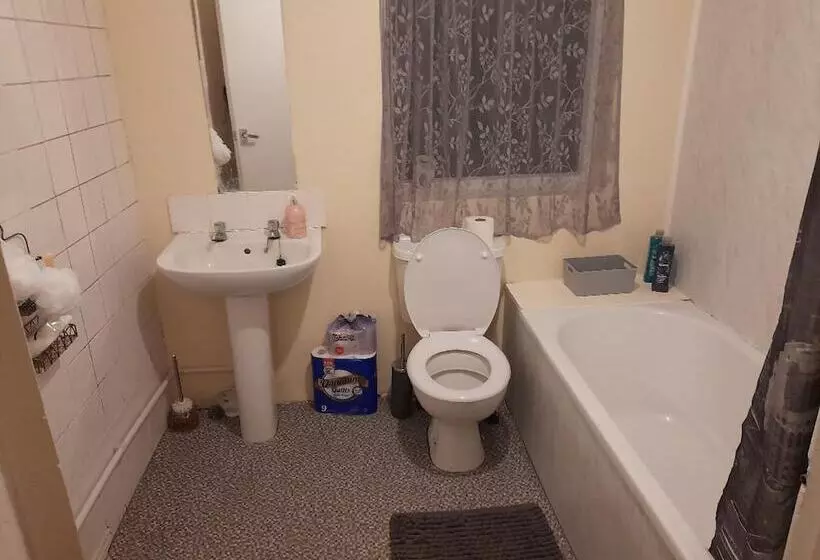 Immaculate 3 Bed House In Middlesbrough With Wifi