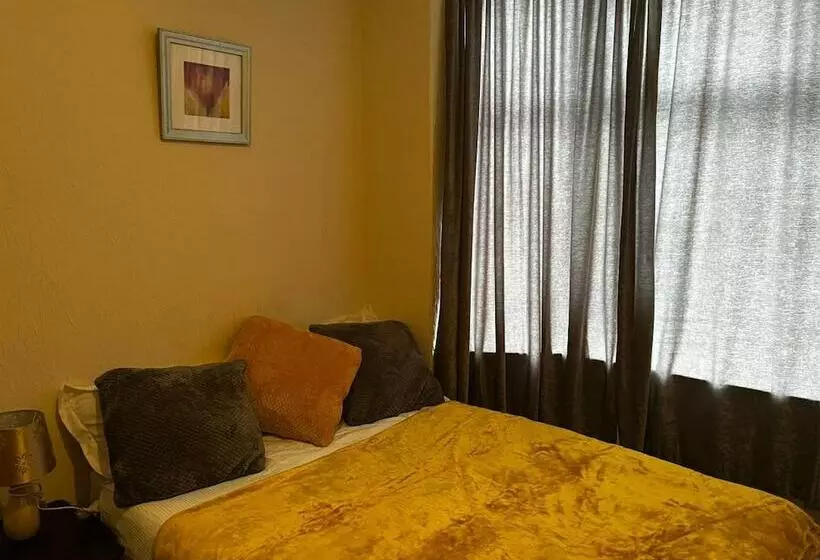 Immaculate 3 Bed House In Middlesbrough With Wifi