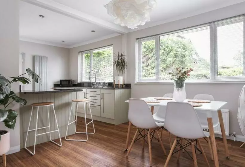 Hillcrest   Central 2 Bed Flat With Parking