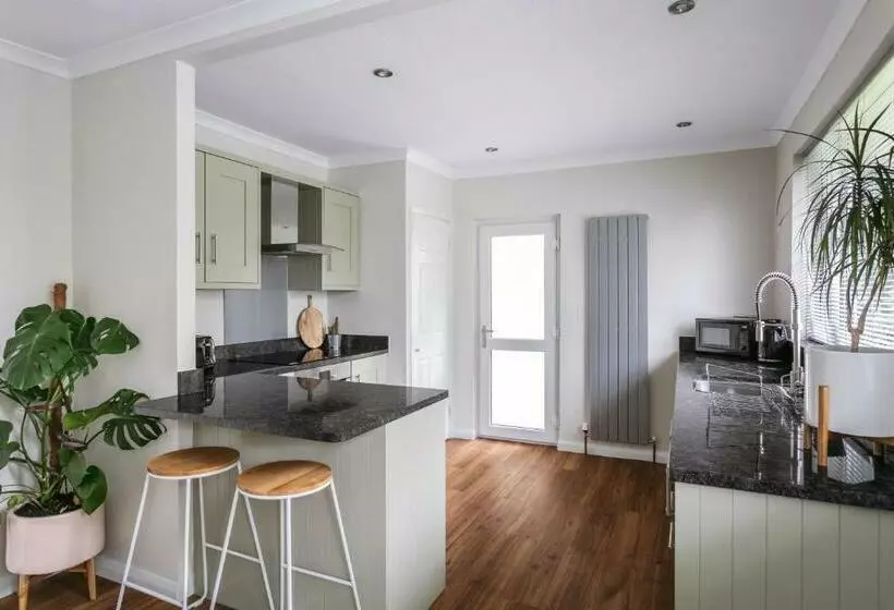 Hillcrest   Central 2 Bed Flat With Parking