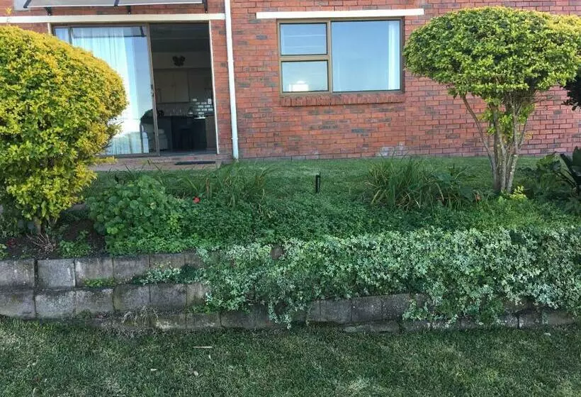 Tranquil And Spacious Flat And Sound Of The Ocean