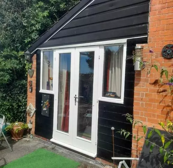 Janet Hale Studios, Garden Apartment