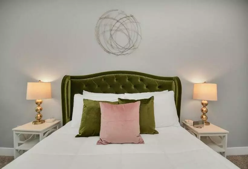 Luxury Pink Olive Near Shopping, Waterpark, Great For Remote Work