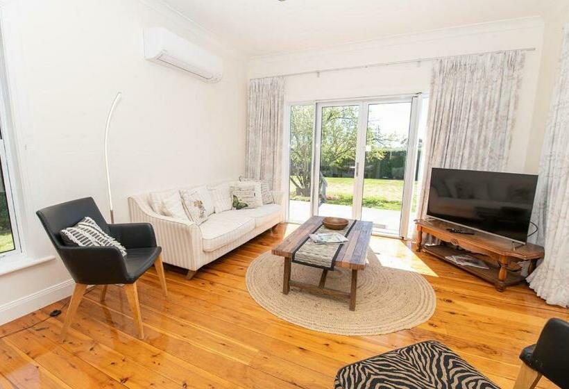 Secret Cottage Charming & Cosy Home Sleeps 8