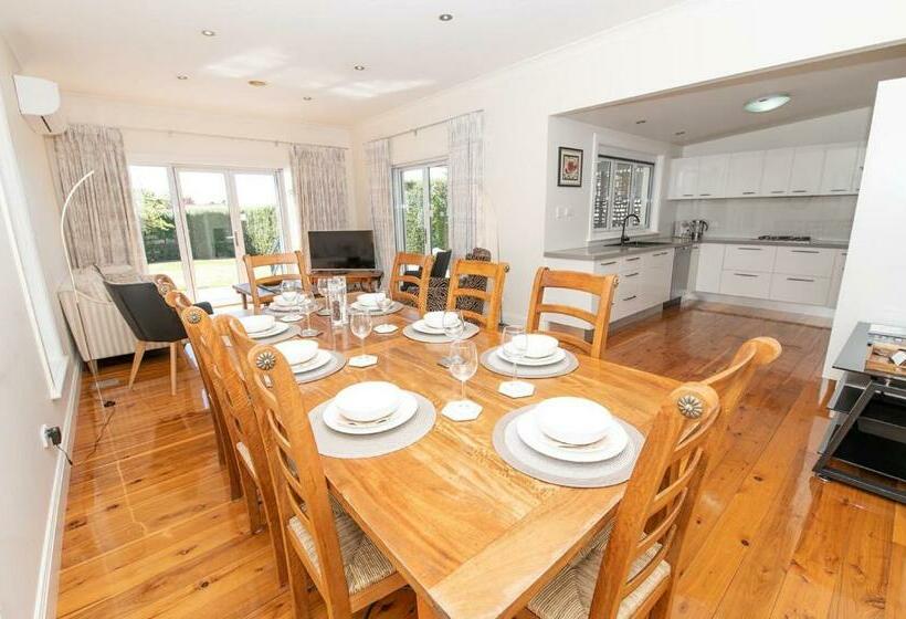 Secret Cottage Charming & Cosy Home Sleeps 8