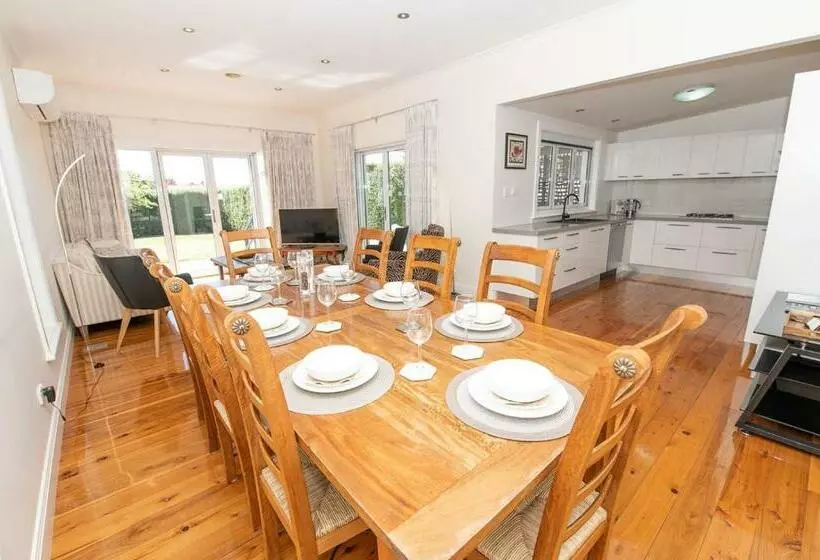 Secret Cottage Charming & Cosy Home Sleeps 8