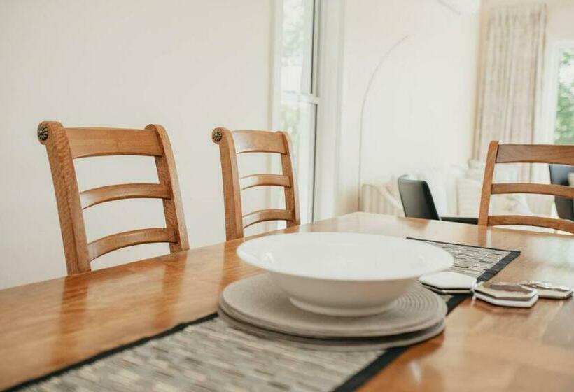 Secret Cottage Charming & Cosy Home Sleeps 8