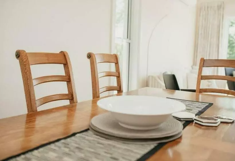 Secret Cottage Charming & Cosy Home Sleeps 8