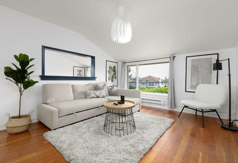 Newly Furnished And Freshly Painted 2 Bdr Suite 6 Guests Total Centrally Located Near Metrotown