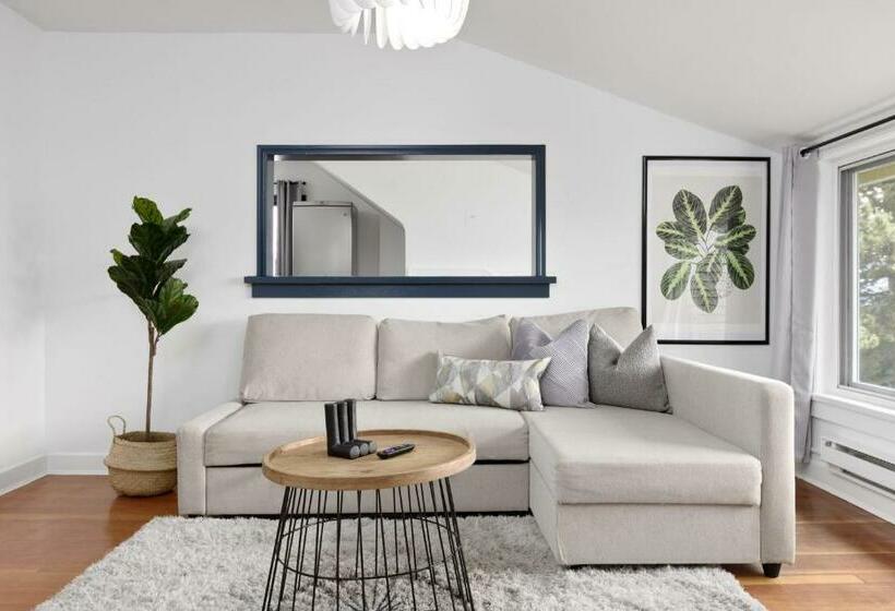 Newly Furnished And Freshly Painted 2 Bdr Suite 6 Guests Total Centrally Located Near Metrotown