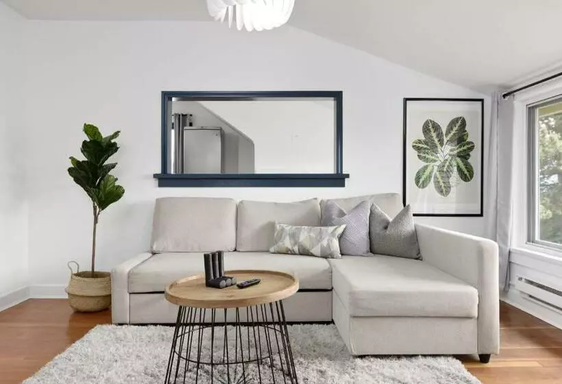 Newly Furnished And Freshly Painted 2 Bdr Suite 6 Guests Total Centrally Located Near Metrotown